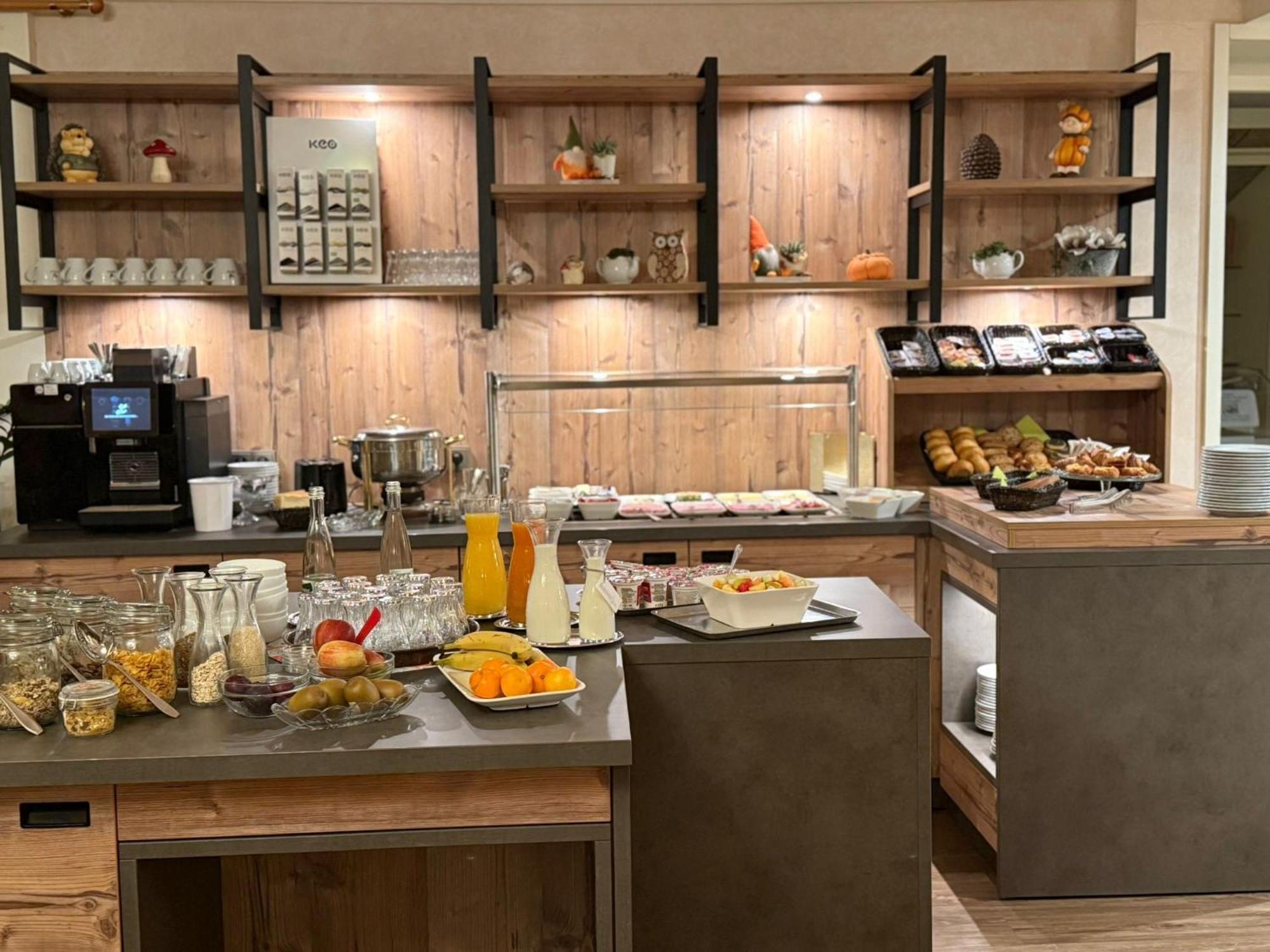 Hotel Cafe Adler 24H Self Check In تيبرغ المظهر الخارجي الصورة